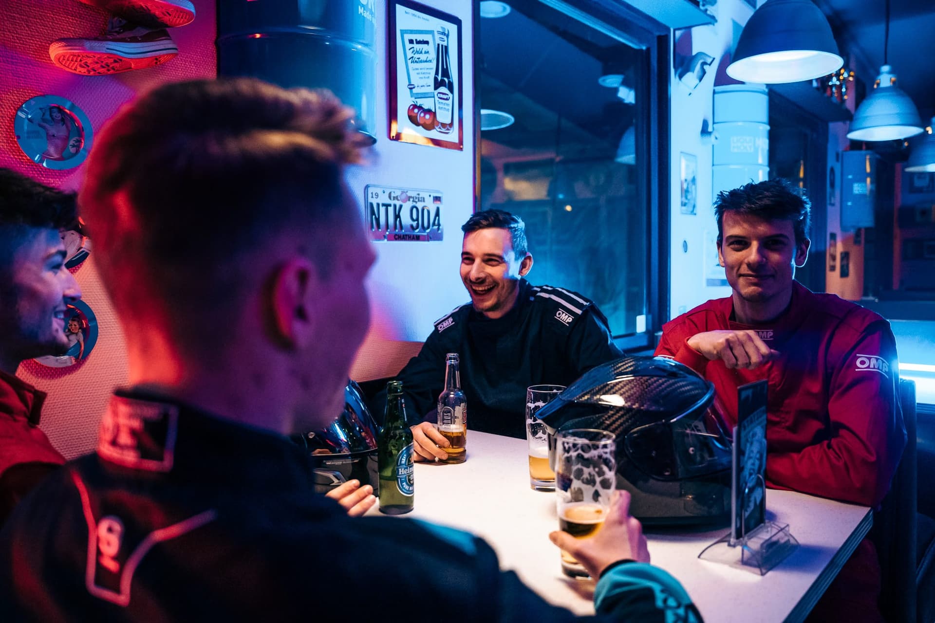 Gäste im Bistro von Bavaria Kart nach dem Rennen