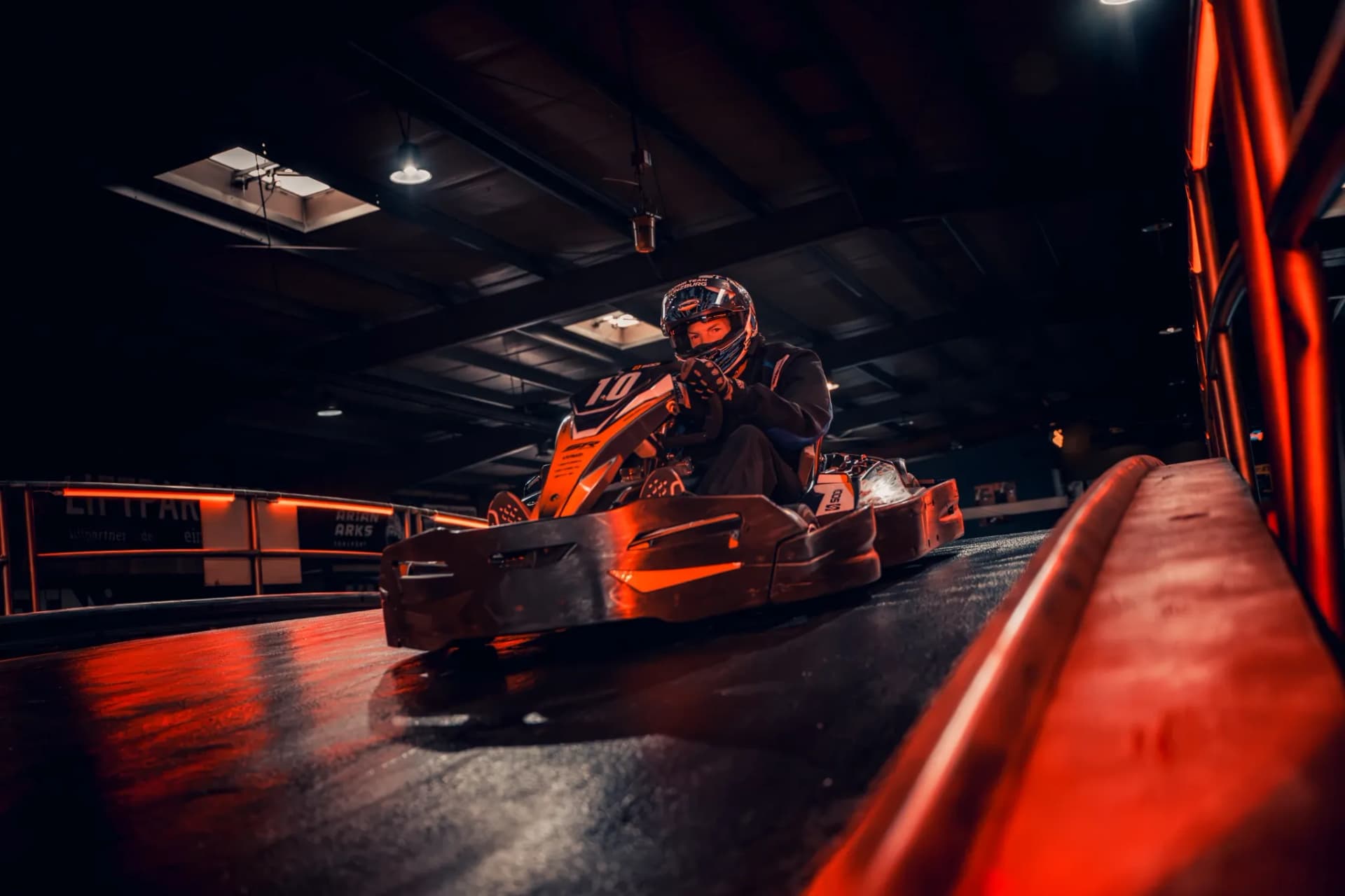 Kartfahrer auf der Brücke der Indoor-Strecke von Bavaria Kart
