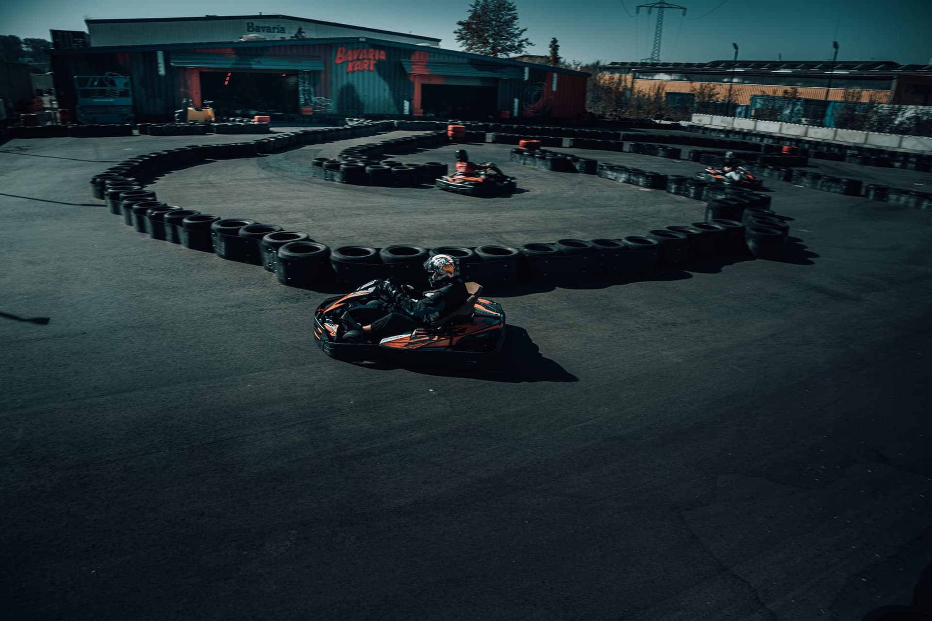 Outdoor-Kartstrecke vor der Halle von Bavaria Kart Günzburg