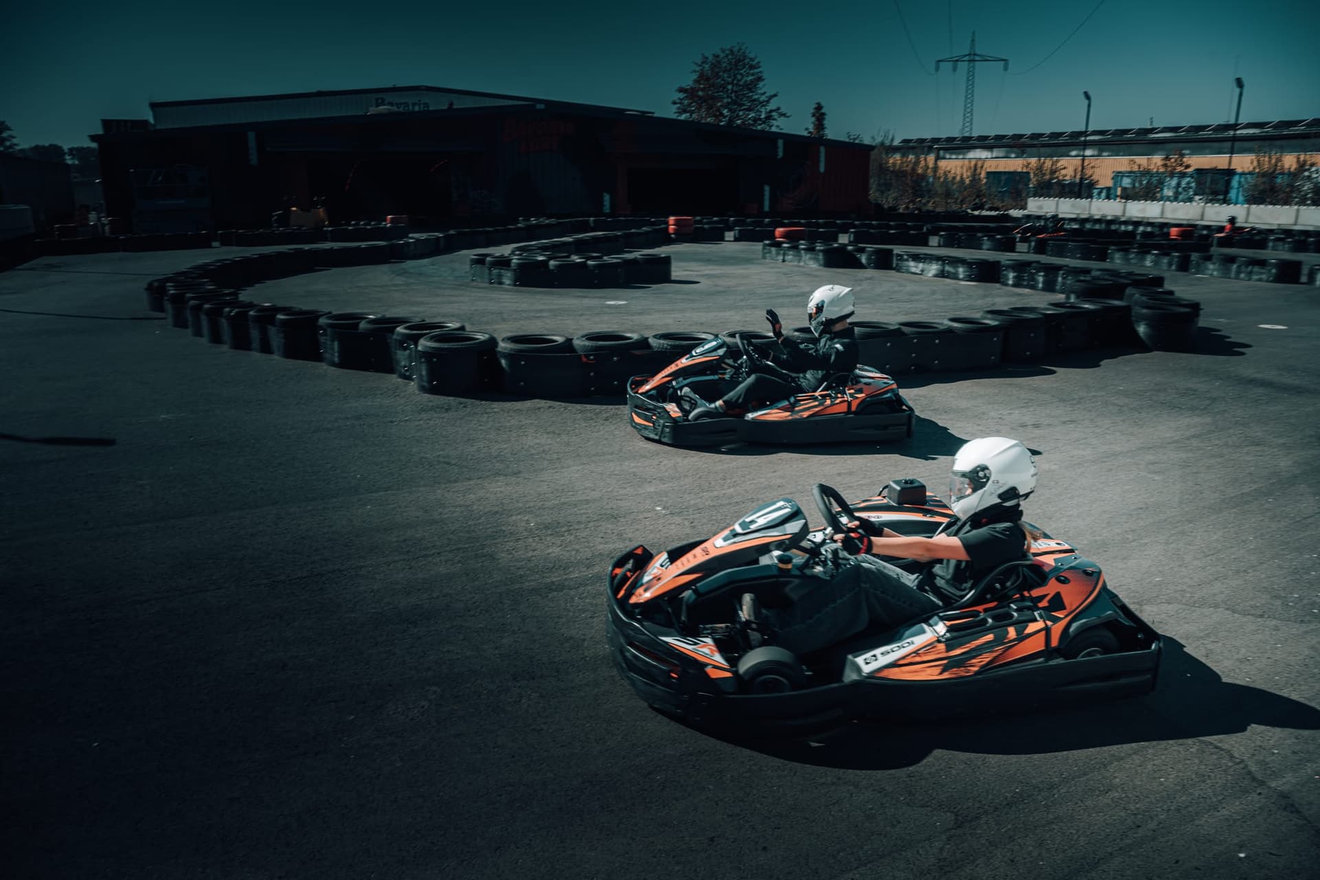 Zwei Karts in einer Kurve auf der Outdoor-Strecke von Bavaria Kart