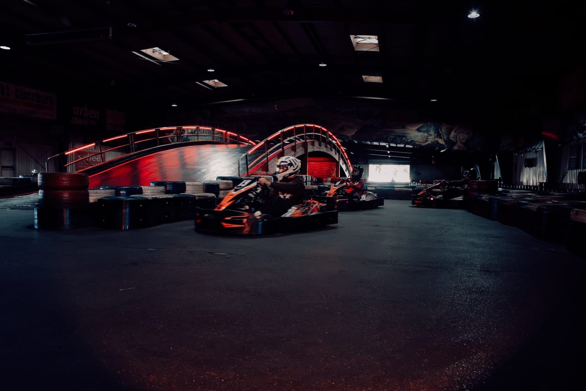 Neue SODI-Karts auf der Indoor-Strecke von Bavaria Kart in Günzburg mit beleuchteter Brücke