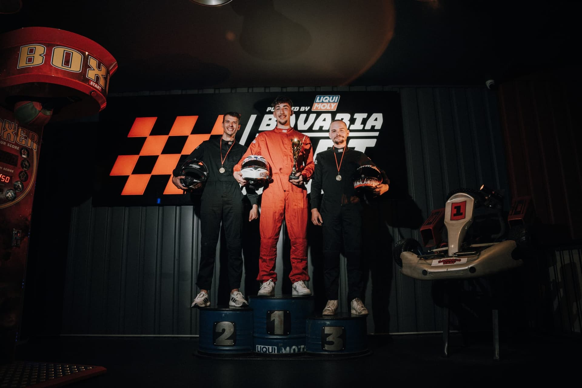 Siegerehrung auf dem Podium mit Pokal und Medaillen